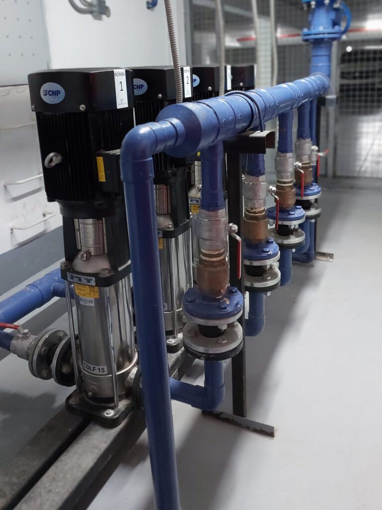 SERVICIOS Sala de bombas con sistema de presión constante