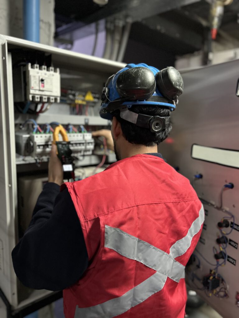 SERVICIOS Tecnico realizando mantención de sistema de bombeo