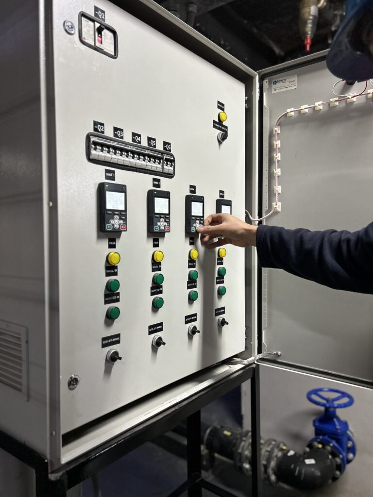 SERVICIOS Mantención de tablero eléctrico para sistema de bombeo