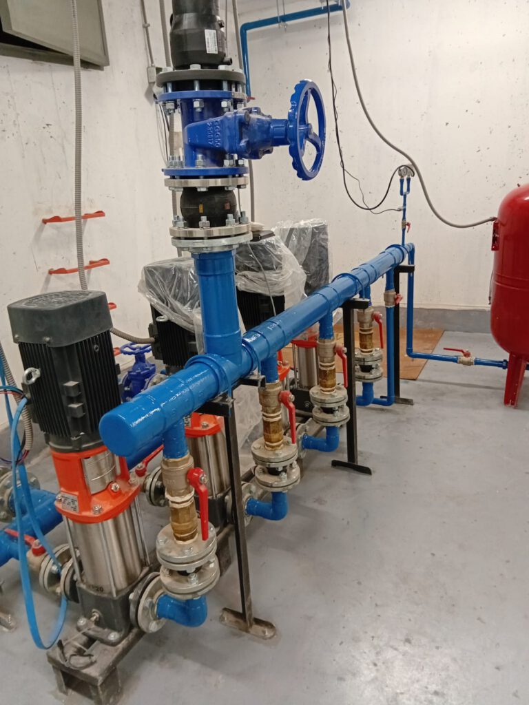 SERVICIOS Sistema de bombeo con bombas verticales multietapa